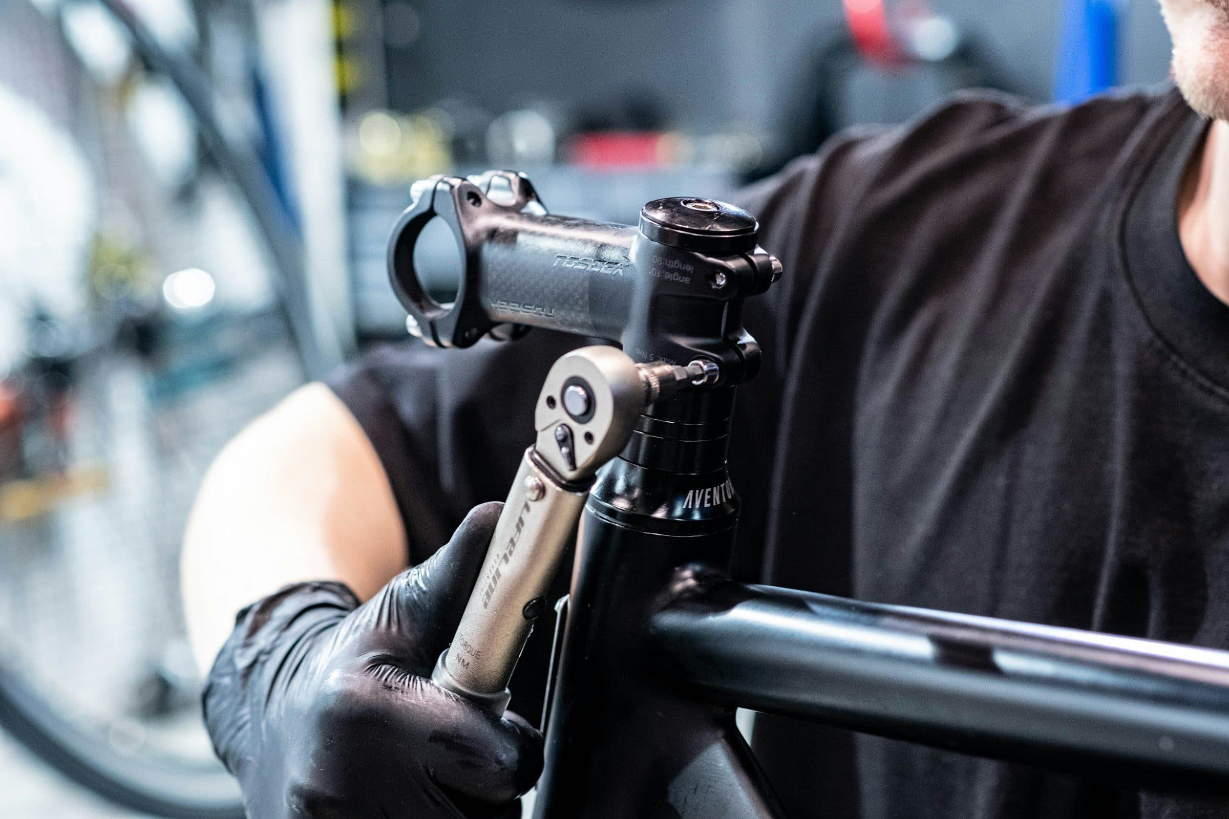 Un mecánico ajusta la potencia de una bicicleta